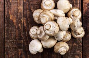 Frais champignon champignons sur en bois tableau, Haut voir. copie espace photo