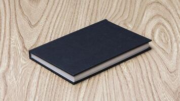 noir livre sur en bois table photo