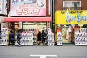 Osaka ville, Japon, 2023 - lot de gashapon de face de jouet boutique à tanière tanière ville zone de Osaka ville, gashapon est le un de vente machine distribué capsule jouets populaire dans Japon. photo