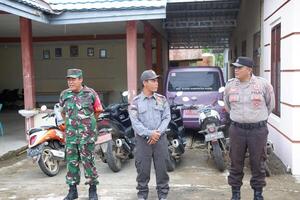 kuaro kalimantan Timour, Indonésie 18 janvier 2024. nombreuses linmas gens sont étant qualifié par le indonésien militaire photo