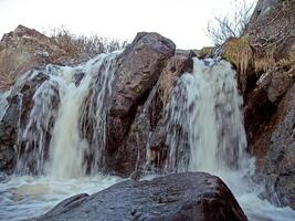 cascade de le décongelé des eaux. fusion neige dans le vallonné tund photo