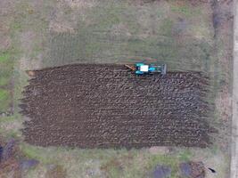 tracteur labour le jardin. labour le sol dans le jardin photo