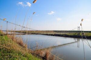 acier pont et gaz pipeline par irrigation canal. photo