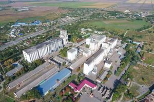 Haut vue de une silo ascenseur. aérophotographie industriel objet. photo