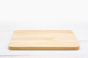 vide rectangle en bois Coupe planche sur blanc en bois tableau. photo
