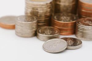 pile de Nouveau thaïlandais baht pièces de monnaie. affaires et la finance concept. photo
