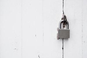 cadenas sur vieux blanc en bois porte photo