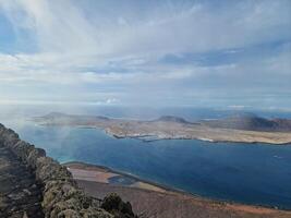 mirador del Rio, de Lanzarote iconique point de vue, des offres une Stupéfiant panorama de le atlantique et voisin îles. photo