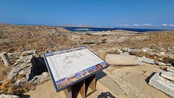 delos île, une bijou dans le égéen mer, détient riches mythologique et archéologique importance photo