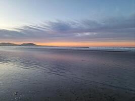 le coucher du soleil sur Famara plage sur lanzarote île photo