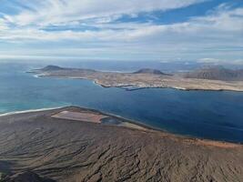 mirador del Rio, de Lanzarote iconique point de vue, des offres une Stupéfiant panorama de le atlantique et voisin îles. photo