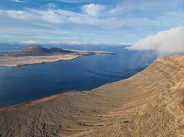 mirador del Rio, de Lanzarote iconique point de vue, des offres une Stupéfiant panorama de le atlantique et voisin îles. photo