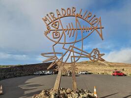 mirador del Rio, de Lanzarote iconique point de vue, des offres une Stupéfiant panorama de le atlantique et voisin îles. photo