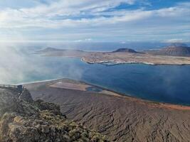 mirador del Rio, de Lanzarote iconique point de vue, des offres une Stupéfiant panorama de le atlantique et voisin îles. photo