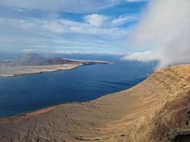 mirador del Rio, de Lanzarote iconique point de vue, des offres une Stupéfiant panorama de le atlantique et voisin îles. photo