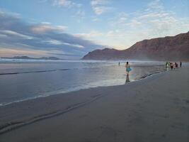 le coucher du soleil sur Famara plage sur lanzarote île photo