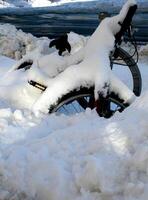 bicyclette couvert dans neige sur une du froid hiver journée photo