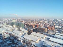 hiver ville. glacial ensoleillé journée dans le ville. neige sur le des rues et fumée de le Chaudière monte. gel et soleil, une magnifique journée photo