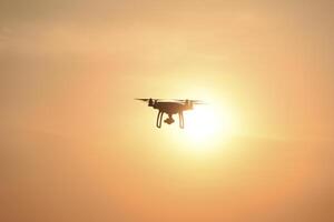 drone silhouette contre le Contexte de le le coucher du soleil photo