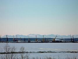 rivière Port sur le rivière de le ville de Salekhard. Port grues un photo