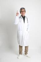 médecin asiatique senior