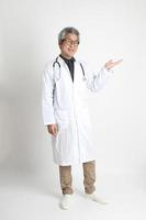 médecin asiatique senior