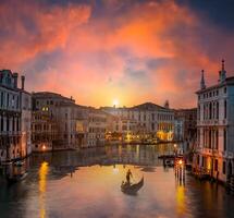 le grandiose canal à le coucher du soleil photo