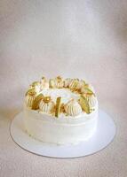 blanc gâteau avec blanc crème et tranches de poire photo