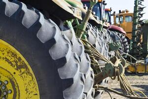 arrière roues de le tracteur. tracteur. agricole machinerie. photo