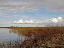 Lac dans des nuages dans abisko nationale parc, Suède photo