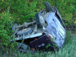 le voiture lequel déplacé vers le bas dans une fossé comme une résultat de accident photo