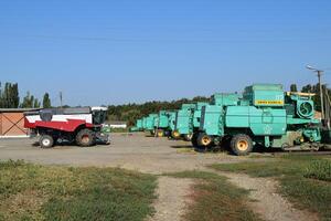 combiner moissonneuses-batteuses enfiler. agricole machinerie. photo