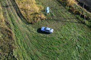 Haut vue de une argent voiture permanent sur le pelouse. un volé plus de le auto. photo