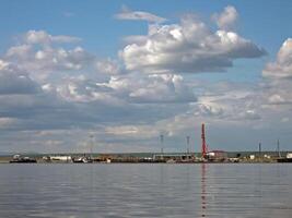 rivière Port sur le rivière de le ville de Salekhard. Port grues un photo