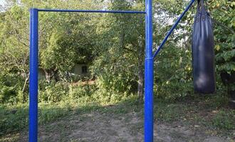 fait maison bar avec une perforation sac en plein air dans le jardin. photo