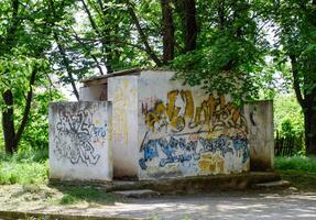 Publique toilette dans le parc. photo