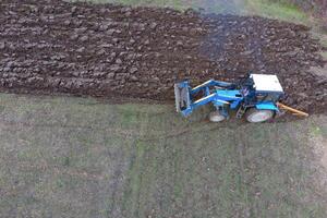 tracteur labour le jardin. labour le sol dans le jardin photo