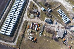 Haut vue de une petit réservoir cultiver. espace de rangement de carburant et lubrifiants. photo