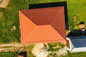 maison avec un Orange toit fabriqué de métal, Haut voir. métallique profil peint ondulé sur le toit. photo