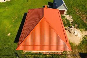 maison avec un Orange toit fabriqué de métal, Haut voir. métallique profil peint ondulé sur le toit. photo