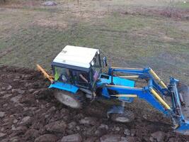 tracteur labour le jardin. labour le sol dans le jardin photo