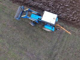 tracteur labour le jardin. labour le sol dans le jardin photo