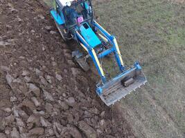 tracteur labour le jardin. labour le sol dans le jardin photo