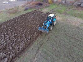 tracteur labour le jardin. labour le sol dans le jardin photo