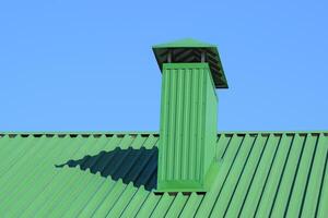 capuche sur le toit de métal feuilles photo