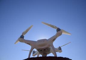quadricoptère fantôme 4 contre le bleu ciel dans le Soleil. rétro-éclairage. dron est un innovant en volant robot. photo