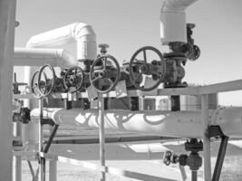 pipelines et loquets. pétrole raffinerie. équipement photo