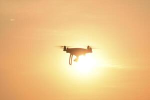 drone silhouette contre le Contexte de le le coucher du soleil photo