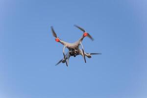 le drone, planant dans le ciel. vol quadricoptères photo