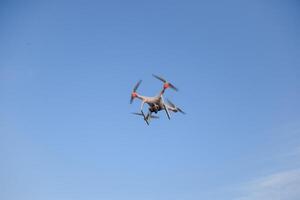 le drone, planant dans le ciel. vol quadricoptères photo